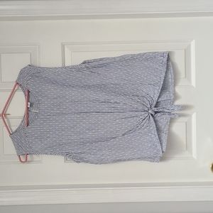 Old Navy sleevless blue and white blouse